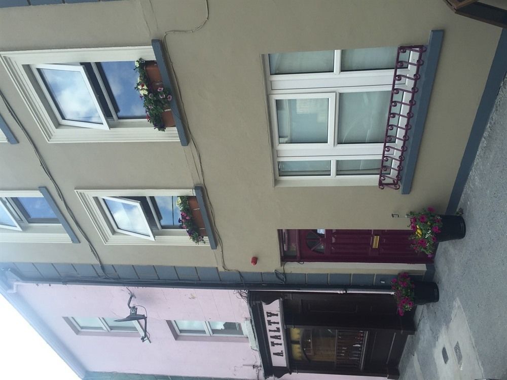 The Townhouse Bed & Breakfast Milltown Malbay Bagian luar foto
